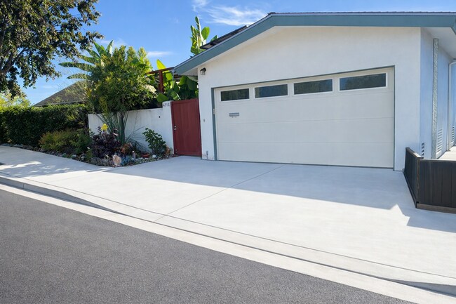 Building Photo - HILLCREST TRIPLEX