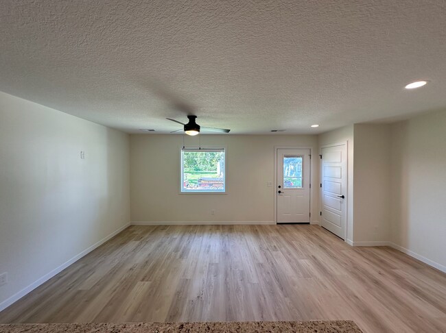 Building Photo - 2 Bedroom/1 Bath Duplex Available For Rent