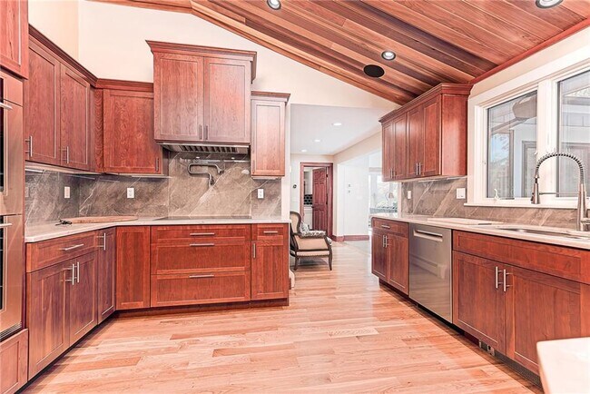 Building Photo - 14 Woodlake Dr