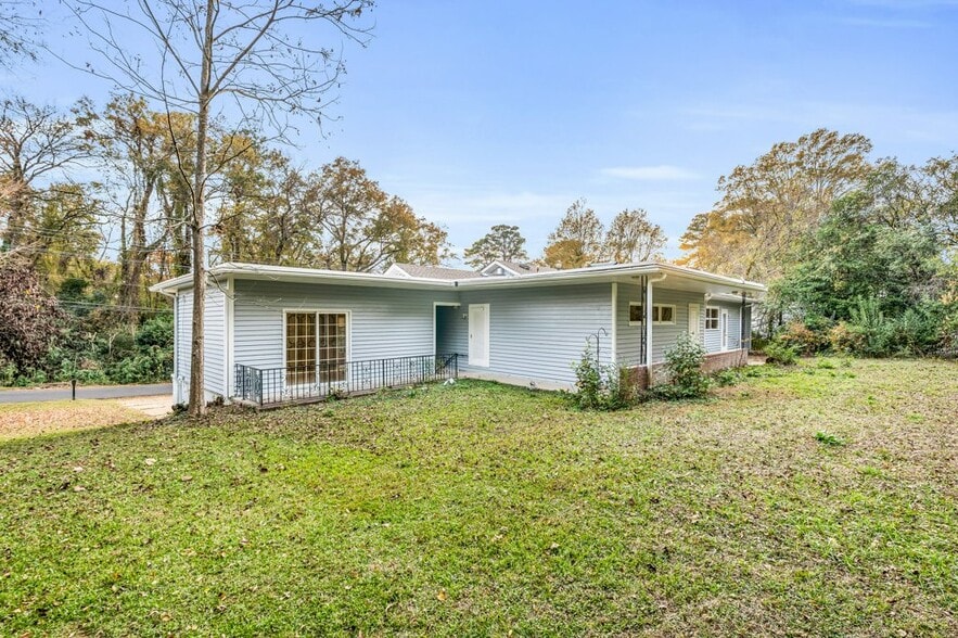 Building Photo - 905 8th Ave N