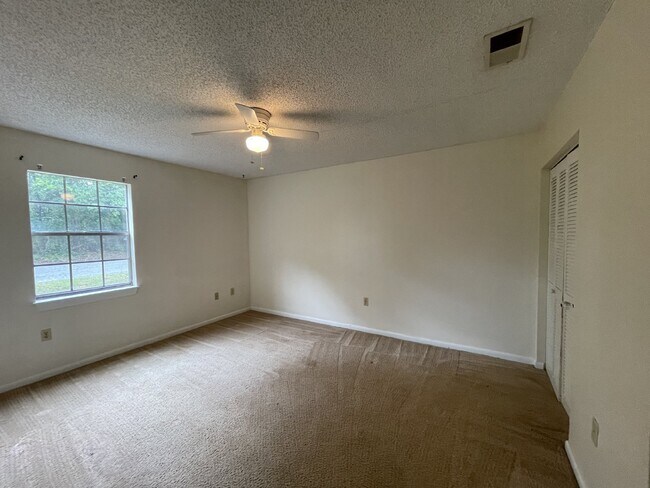 Building Photo - Apartment For Rent