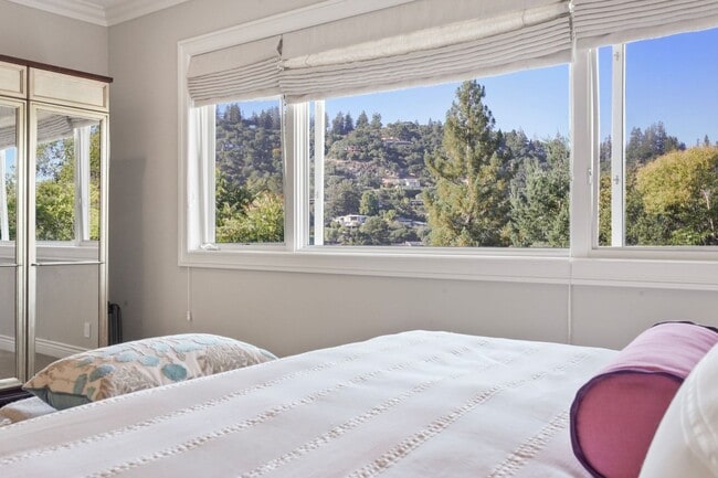Building Photo - Stunning 4Bed/5bath Home in Kentfield