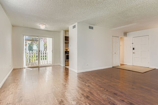 Building Photo - Beautiful & Modern 2 bedroom in Denver!