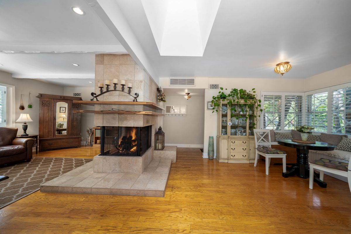 Building Photo - 4571 Canoga Dr