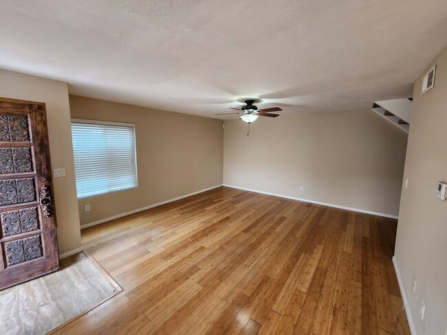 Building Photo - 2 Bedroom, 1.5 Bath End Unit In Clairemont