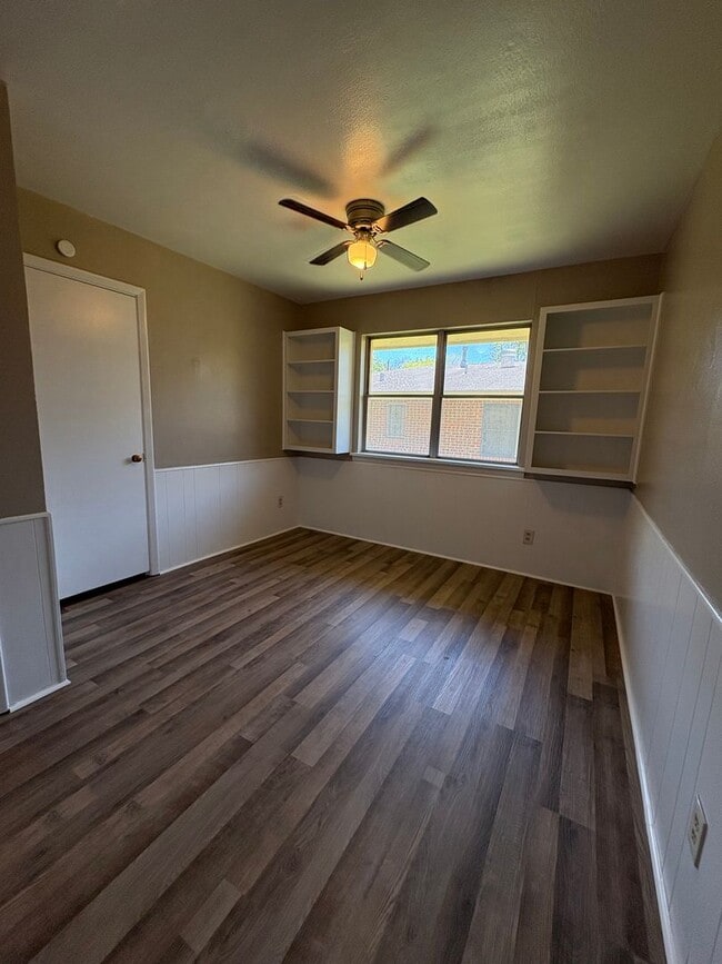 Building Photo - Gorgeous 4 bedroom/1 bath with Central Air and Heat!