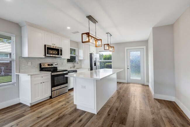 Building Photo - ** NEAR DOWNTOWN ** 2 BED / 2 BATH CONDO -...