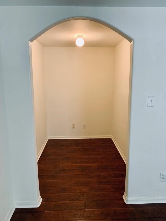 Building Photo - 8846 Gas Light Village Dr