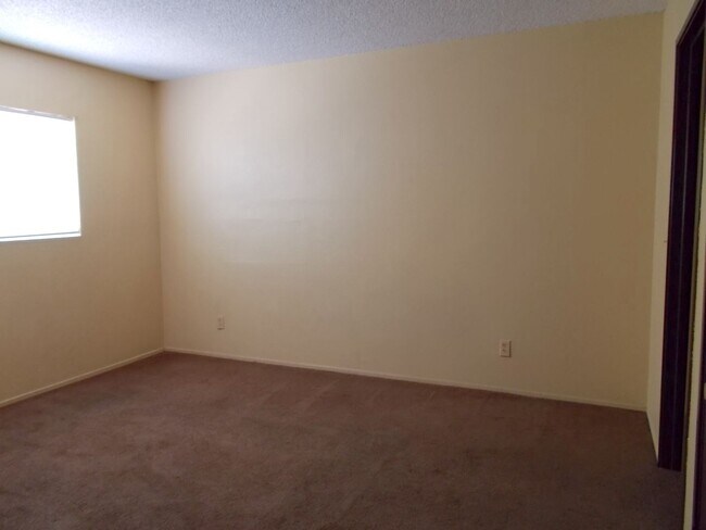 Building Photo - 2 Bedroom 1 Bath Upstairs Unit - Move in Ready