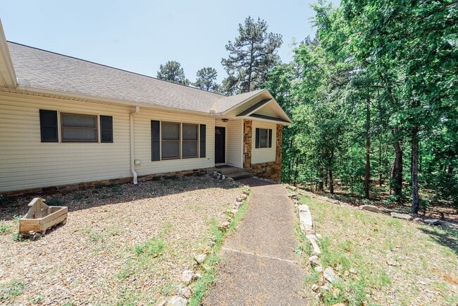 Building Photo - 4 bed, 3 bath, home with privet sunroom off master.