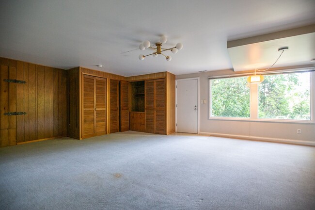 Building Photo - Mid Century 3 Bedroom Home Available Now i...