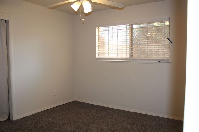 Building Photo - Updated 2 Bedroom Duplex Ready To Go!!!