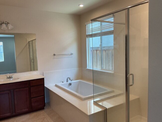 Building Photo - 644 Albany St