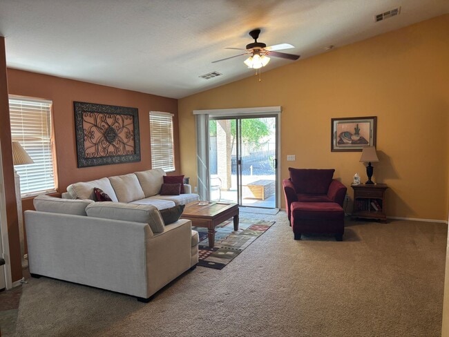 Building Photo - 776 W Fairlane Ct