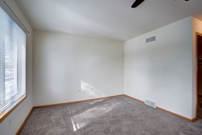 Building Photo - 6101-6103