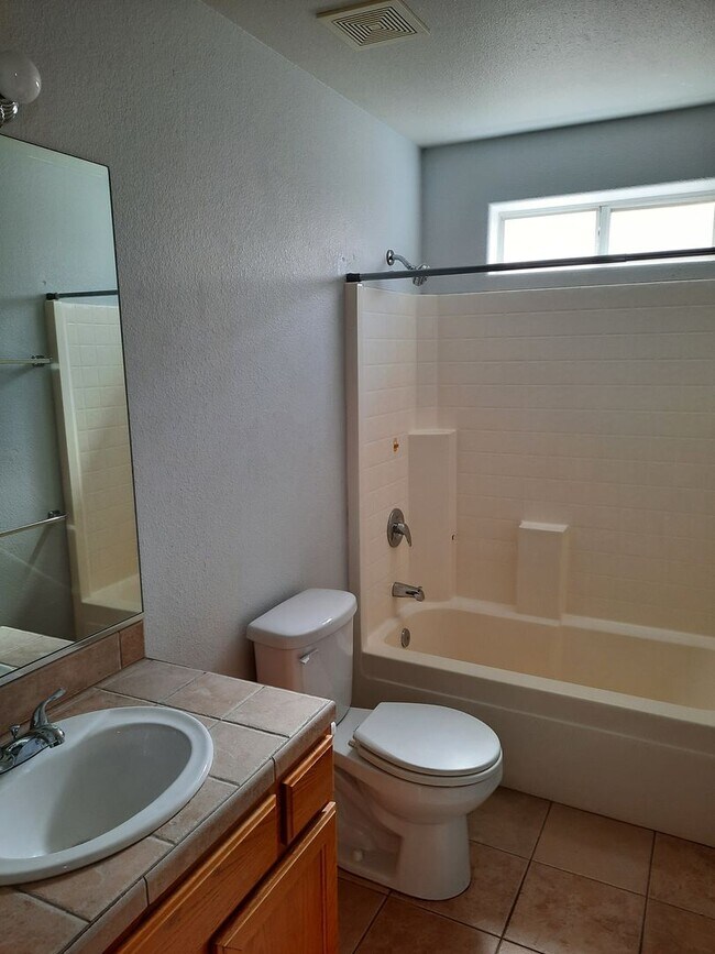 Building Photo - 4 bedroom/2 bath Home available in Bullhead City in Desirable El Camino Village.