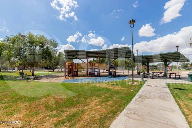 Building Photo - 490 W Ebony Way
