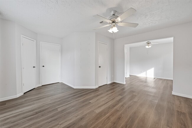 Building Photo - 22022 Kenlake Dr