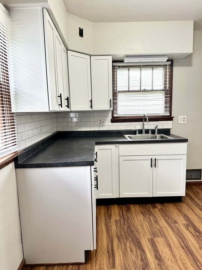 Building Photo - Charming Southside 2 Bedroom is Move-In Re...