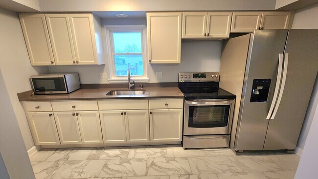 Building Photo - 1008 N Milwaukee Ave