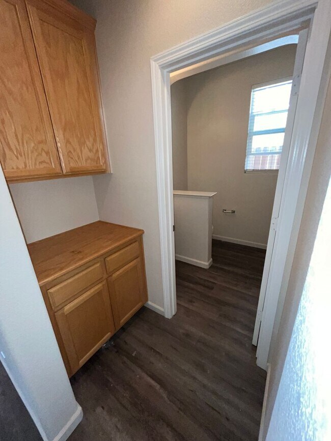 Building Photo - 5 Bed | 3.5 Bath | 2368 SF | 2 Car garage | Two Story | Tenant pays $175 for WS&G