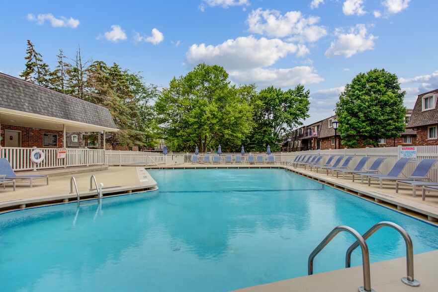 Blackhawk Apartment Homes 926 Congdon Ave Elgin IL 60120 Apartment