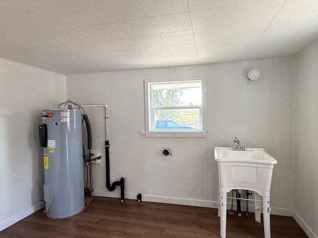 Building Photo - 2 Bedroom 1 Bath 1500 Sq/Ft home on Acreage in Medical Lake with 3 Car Garage & Out Building
