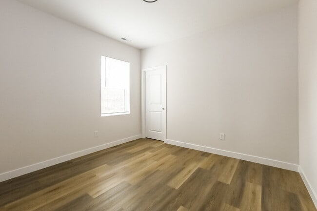 Building Photo - "Charming 3-Bed, 2-Bath Duplex on Broad Ripple Ave – Spacious 1250 Sq. Ft. Living in Vibrant Indi...