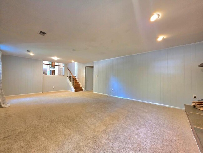 Building Photo - 2215 Collingwood Rd