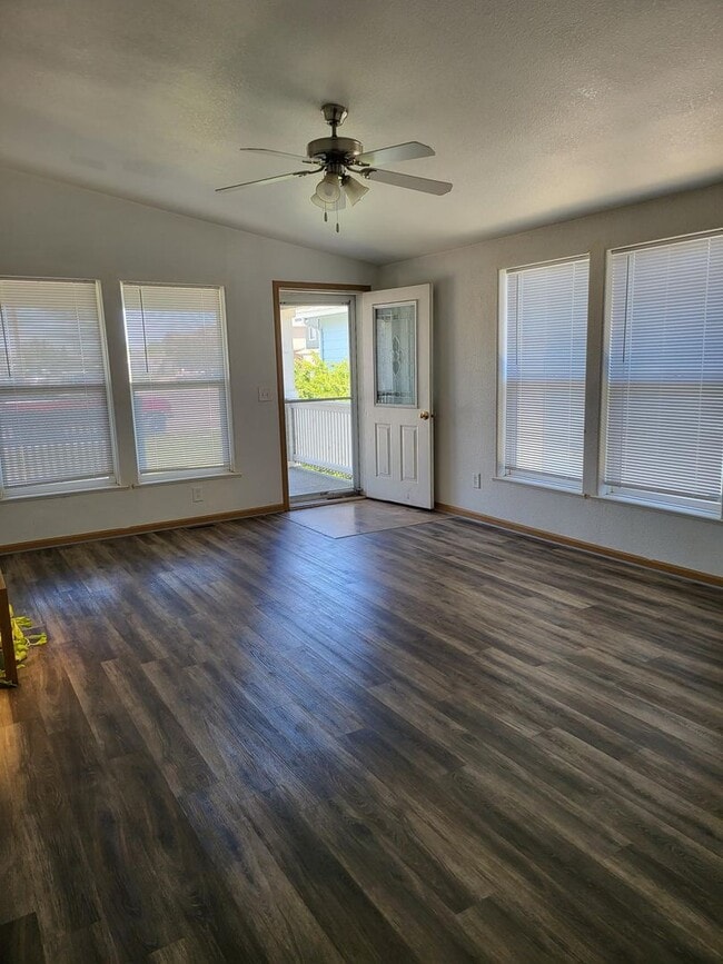Building Photo - Look Here! Available 3bd 2ba Home!