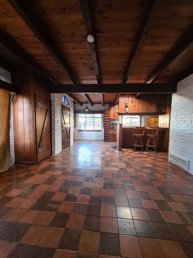 Building Photo - 1302 E Roger Rd