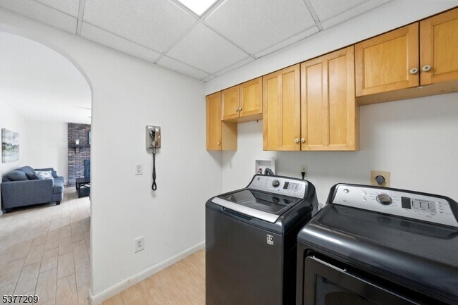 Building Photo - 31 Crescent Dr