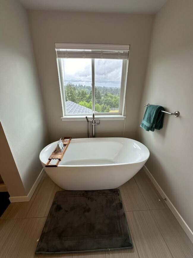 Building Photo - Gem Heights Area Luxury