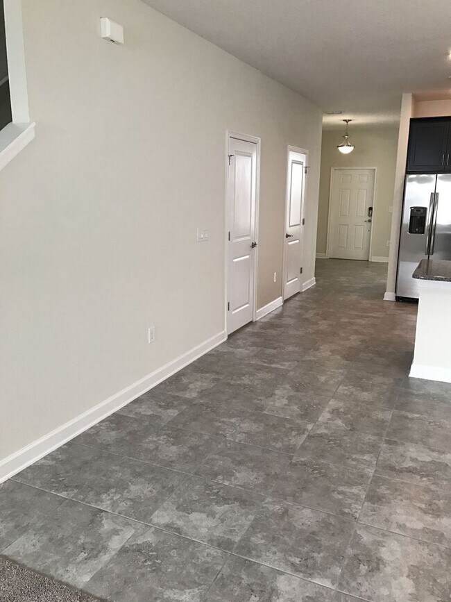 Building Photo - Newer 3/2.5ba Home at The Oaks in Moss Park with FREE Internet, Cable and Phone