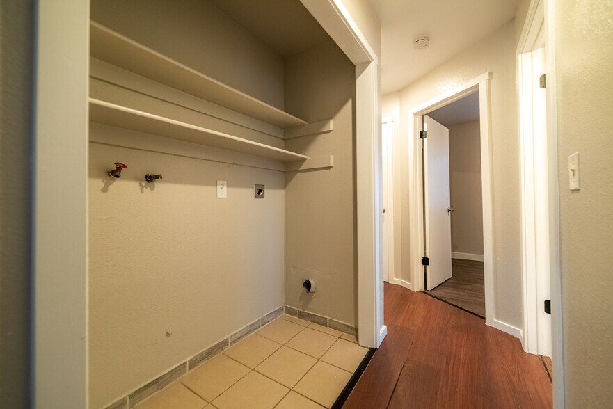 Building Photo - 269 Montgomery St W