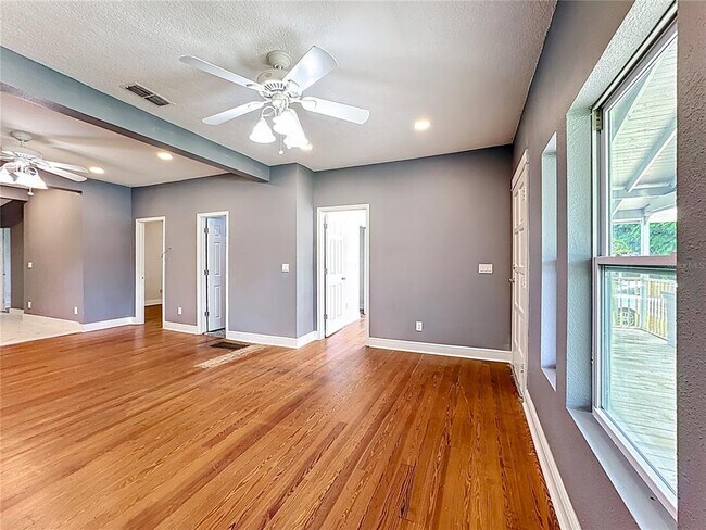 Building Photo - 2409 Drake Dr