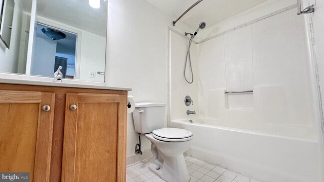 Building Photo - 1001 N Randolph St