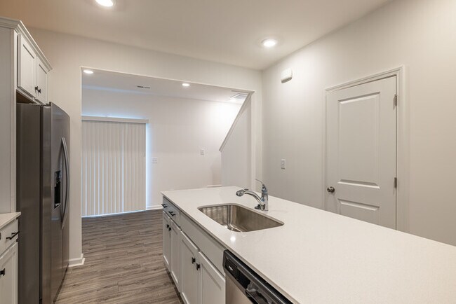 Building Photo - Lowell Townhome End Unit