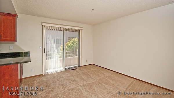 Building Photo - 129 E Court Ln