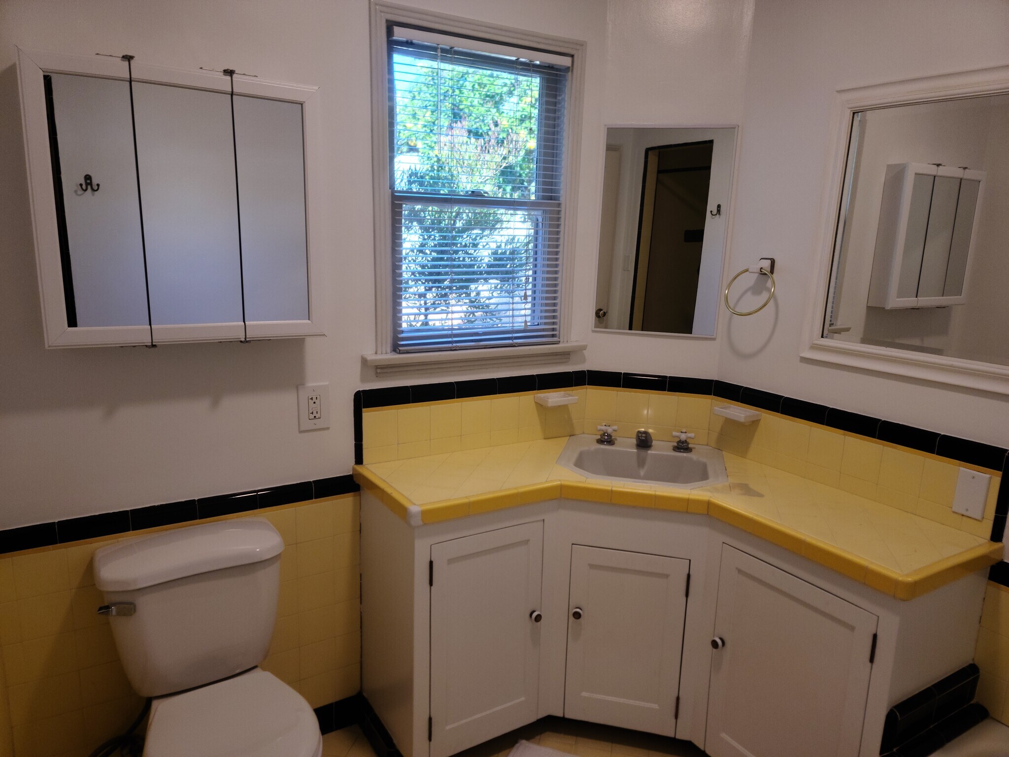 Building Photo - 1855 N Ave 53