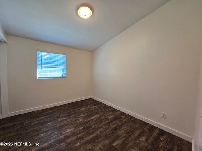 Building Photo - 11927 Dowling Ln