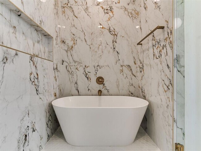 Building Photo - 605 N Idaho Ave