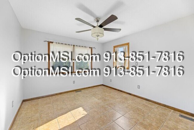 Building Photo - Country Charm Just Minutes From Lawrence!