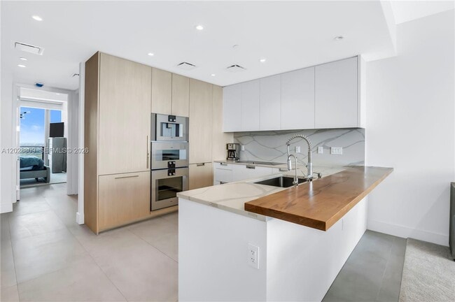 Building Photo - 15701 Collins Ave