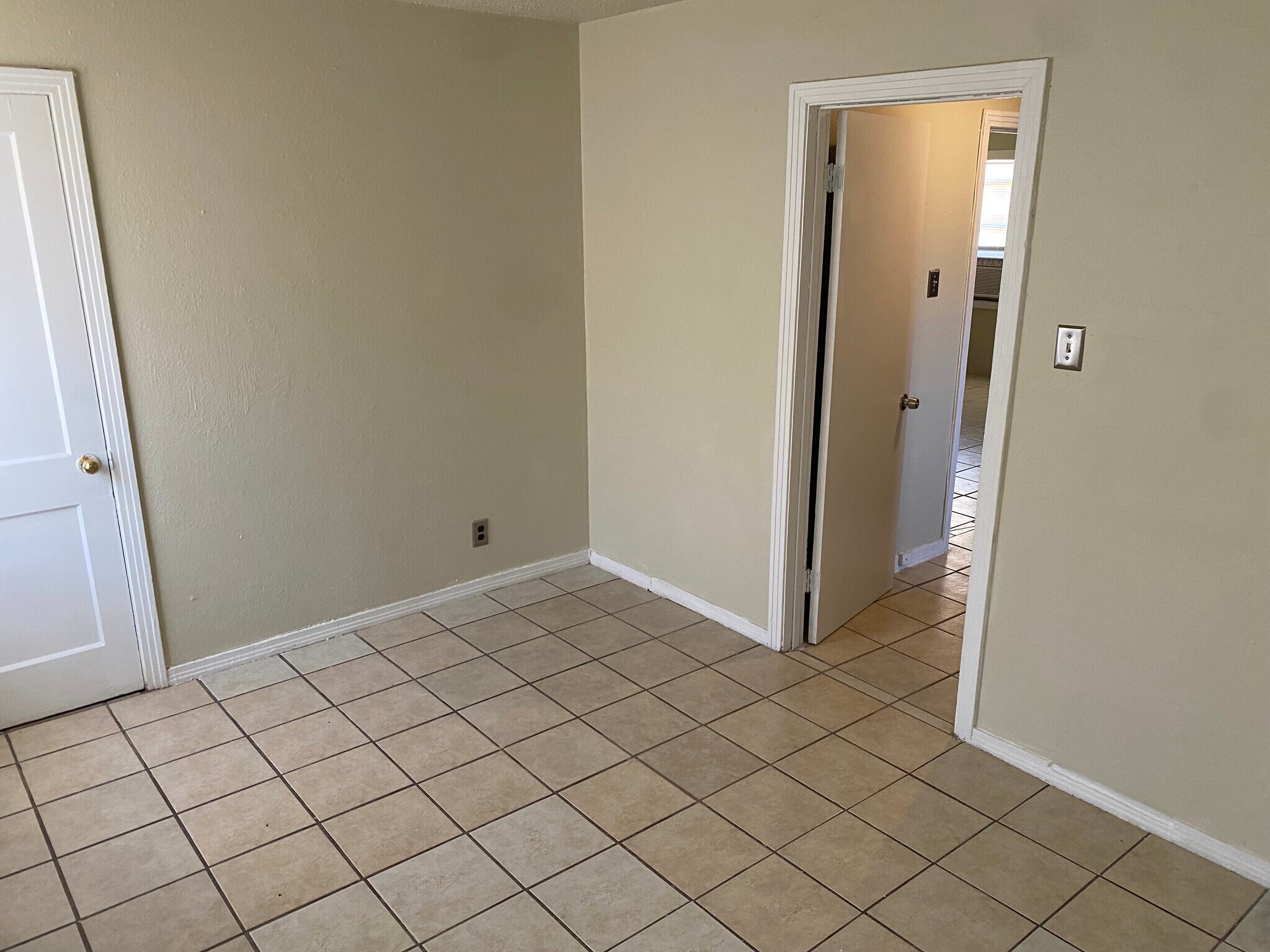 Building Photo - 306 E 31st St