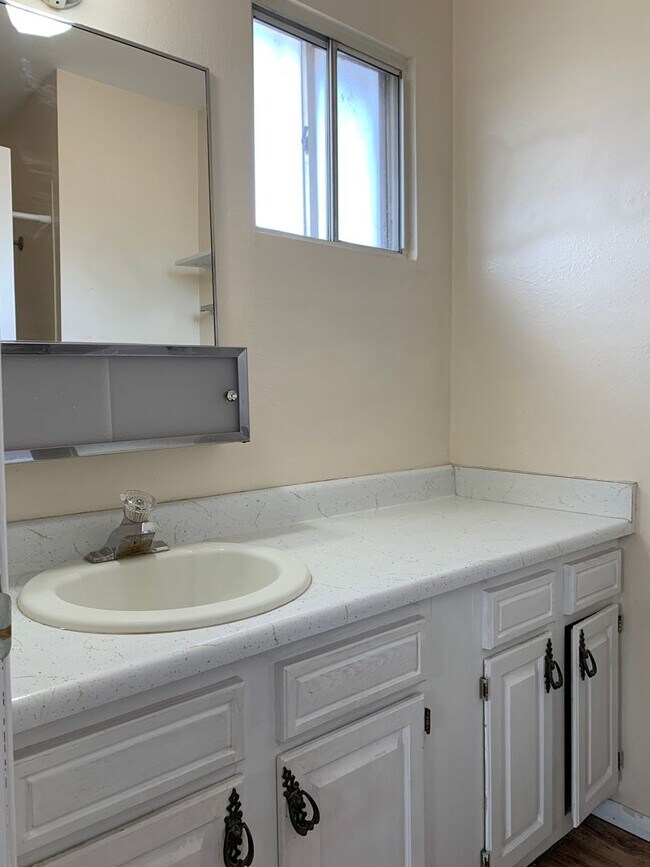 Building Photo - Lovely 2 Bedroom, 2 Bath Home Near Old Town! Available Now!