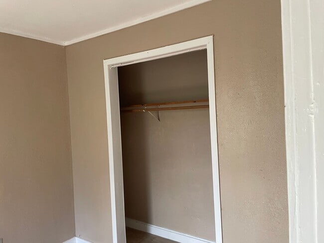 Building Photo - Move In ASAP!
