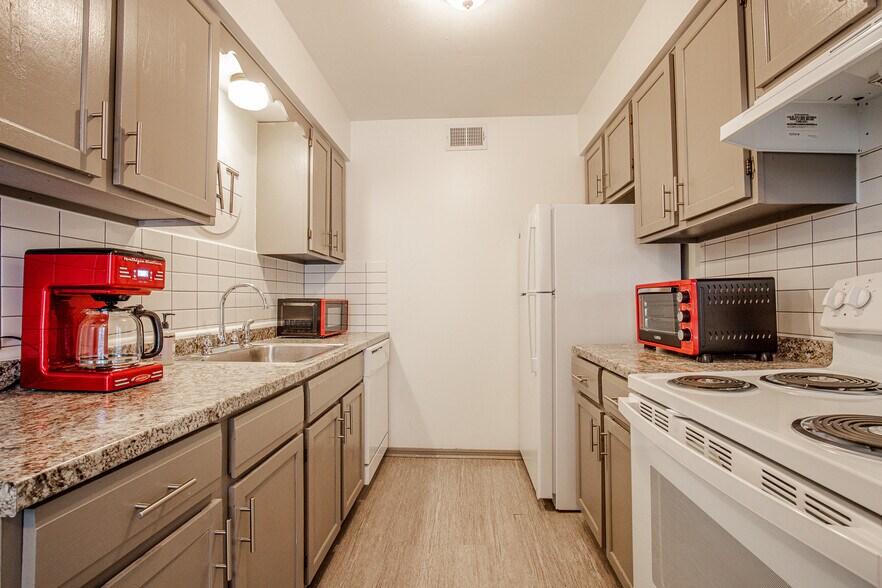 Building Photo - 6711 S Richmond Ave