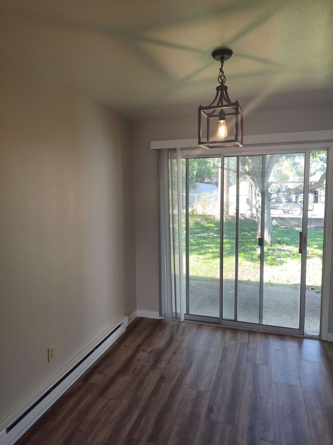 Building Photo - Cozy, Completely Remodeled, One Bedroom Ap...