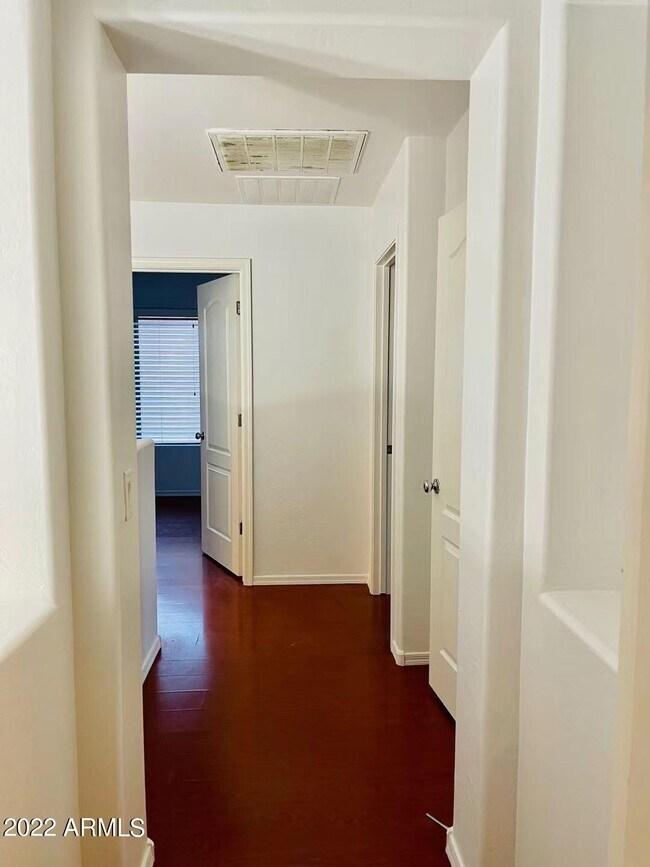 Building Photo - 1704 S Falcon Dr